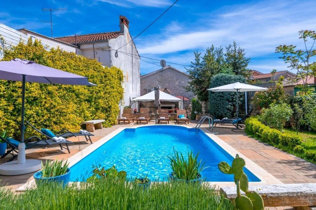 Villa Kazun With Private Pool And Two Gardens Marčana エクステリア 写真